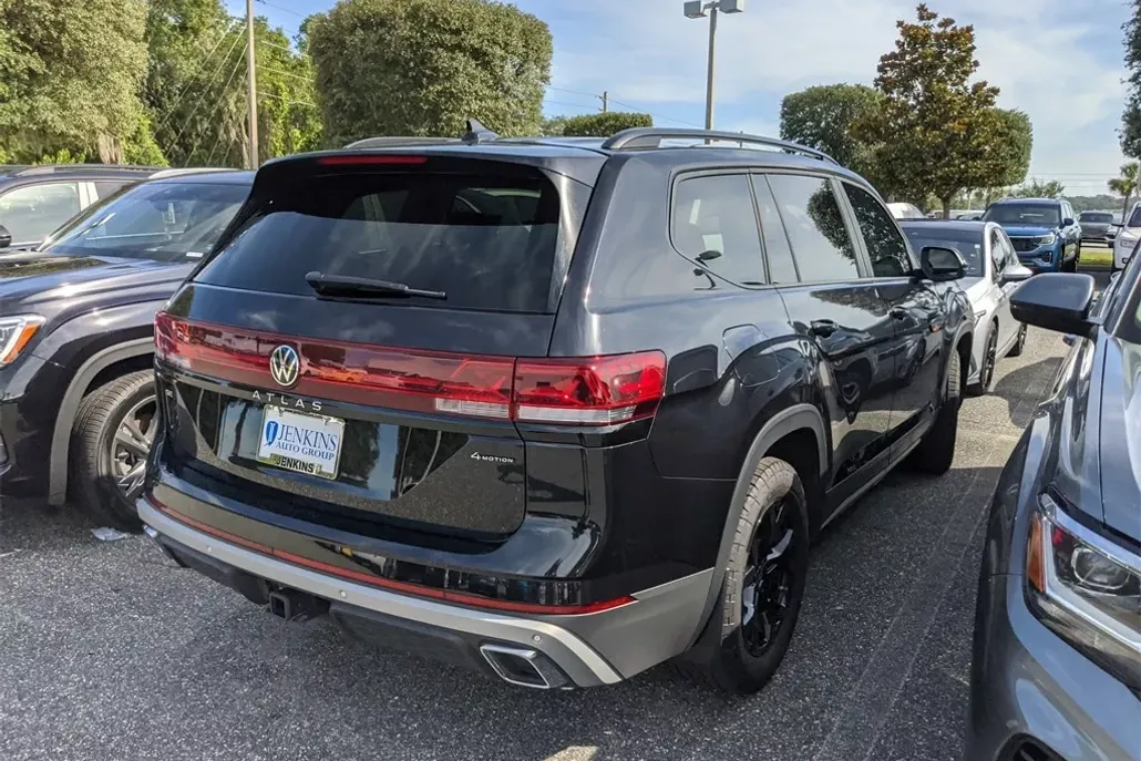 2024 Volkswagen Atlas Peak Edition SE Technology photo 1