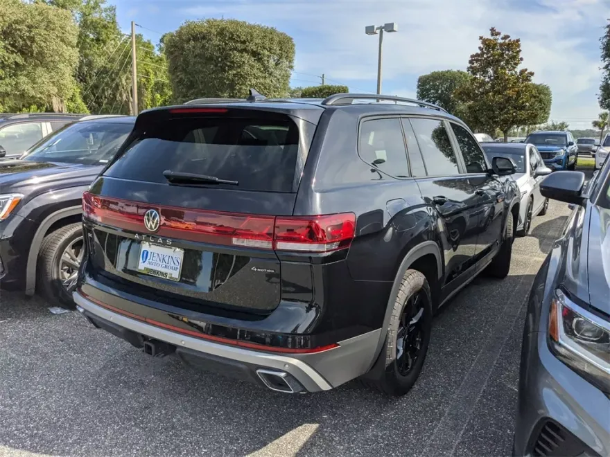 2024 Volkswagen Atlas Peak Edition SE Technology photo 1