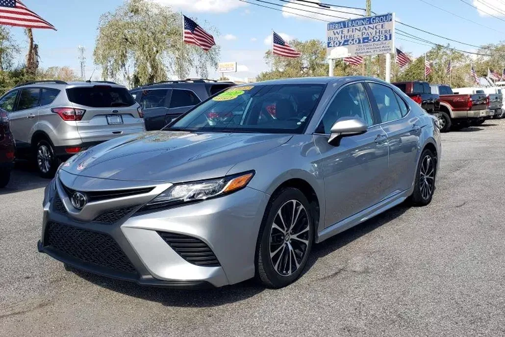 2020 Toyota Camry SE photo 1