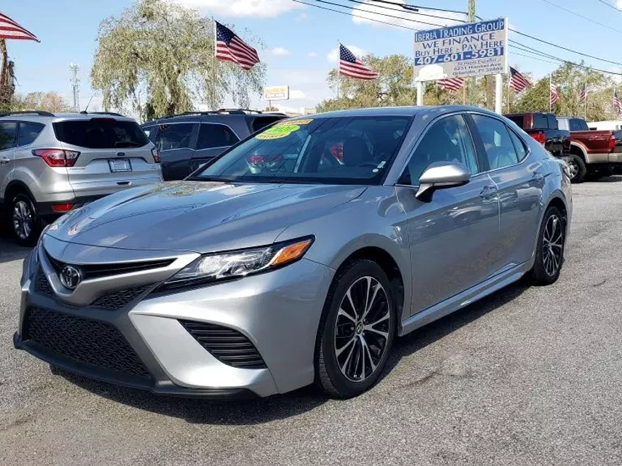 2020 Toyota Camry SE photo 1