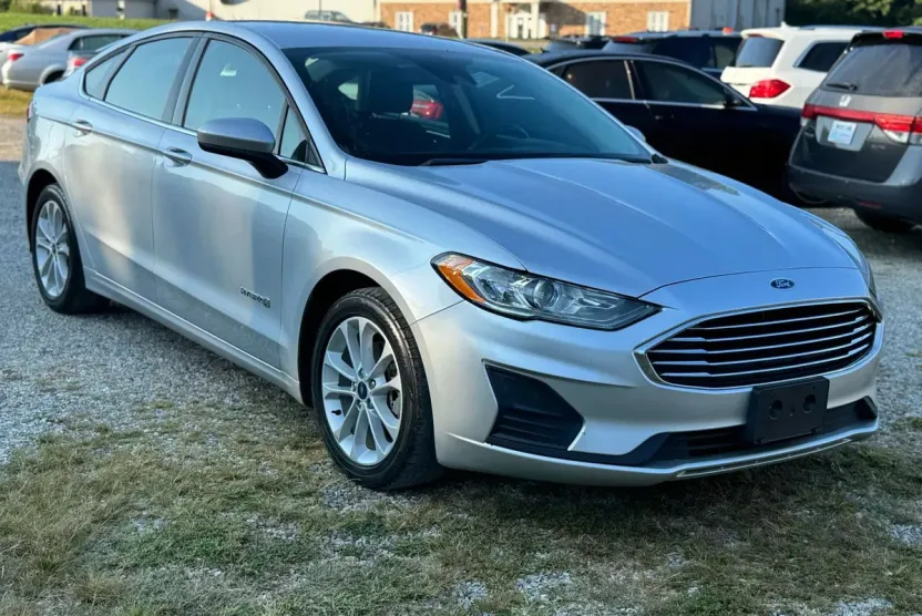 2019 Ford Fusion SE Hybrid photo 1