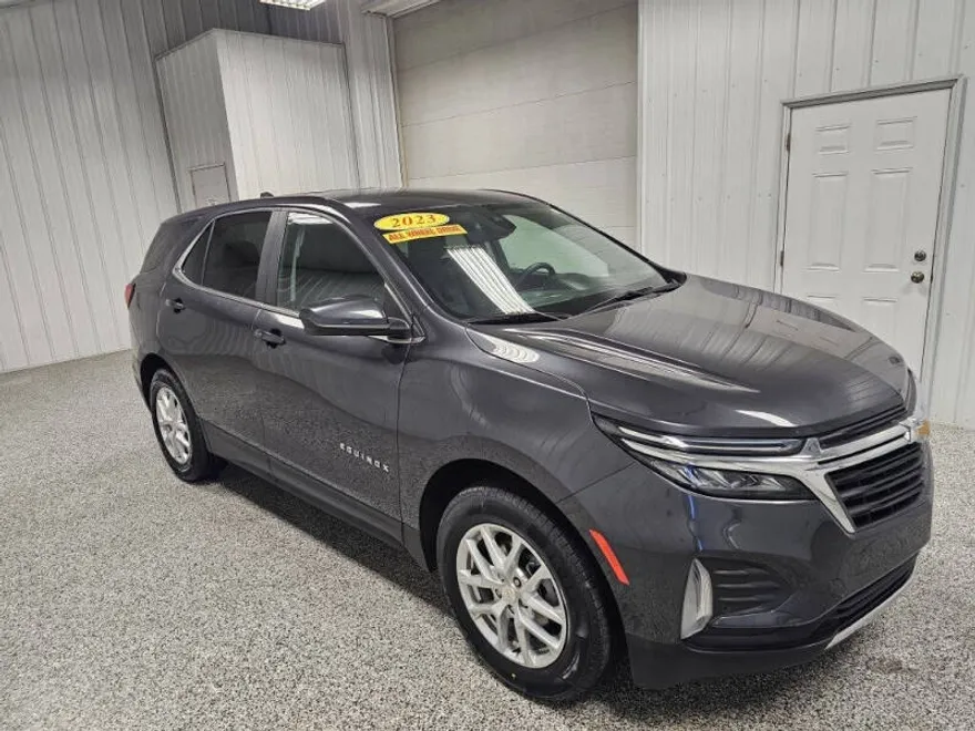 2023 Chevrolet Equinox LT photo 1