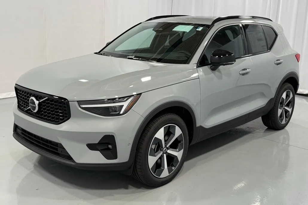 2026 Volvo XC40 Plus photo 1