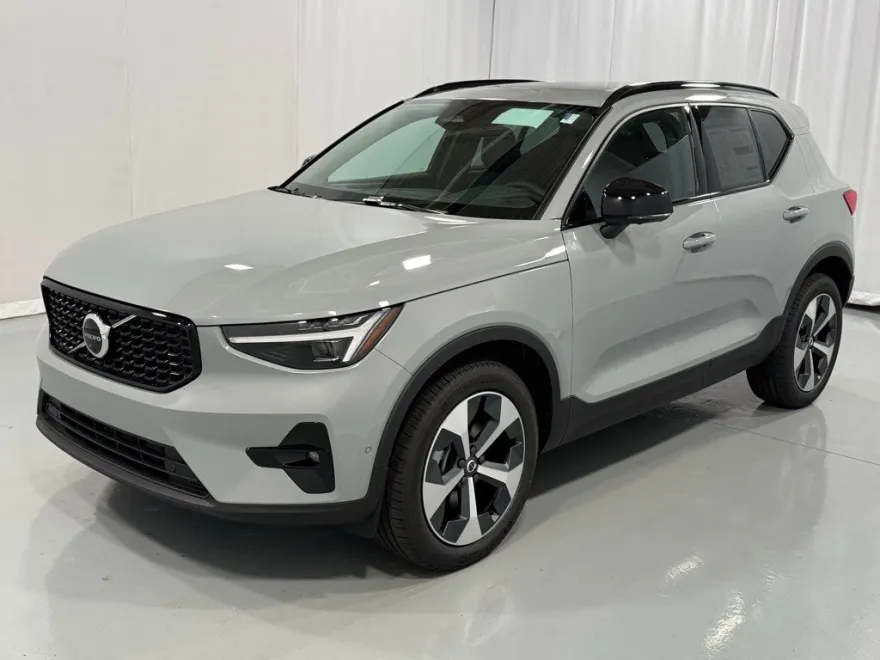 2026 Volvo XC40 Plus photo 1