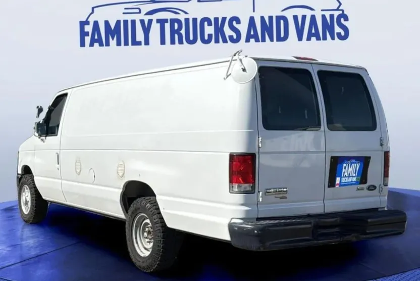 2011 Ford E-350 photo 1