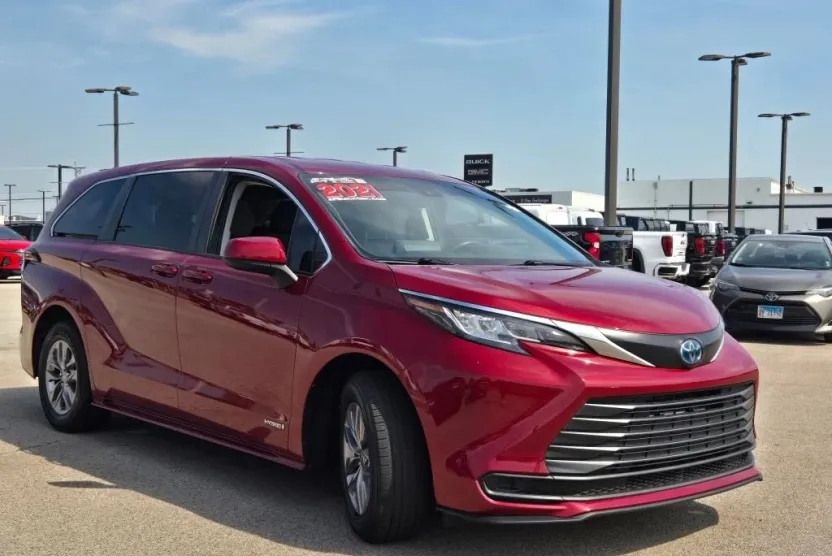 2021 Toyota Sienna LE photo 1