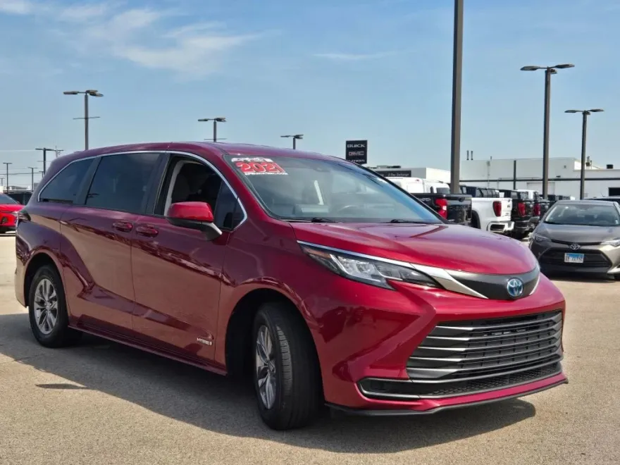 2021 Toyota Sienna LE photo 1