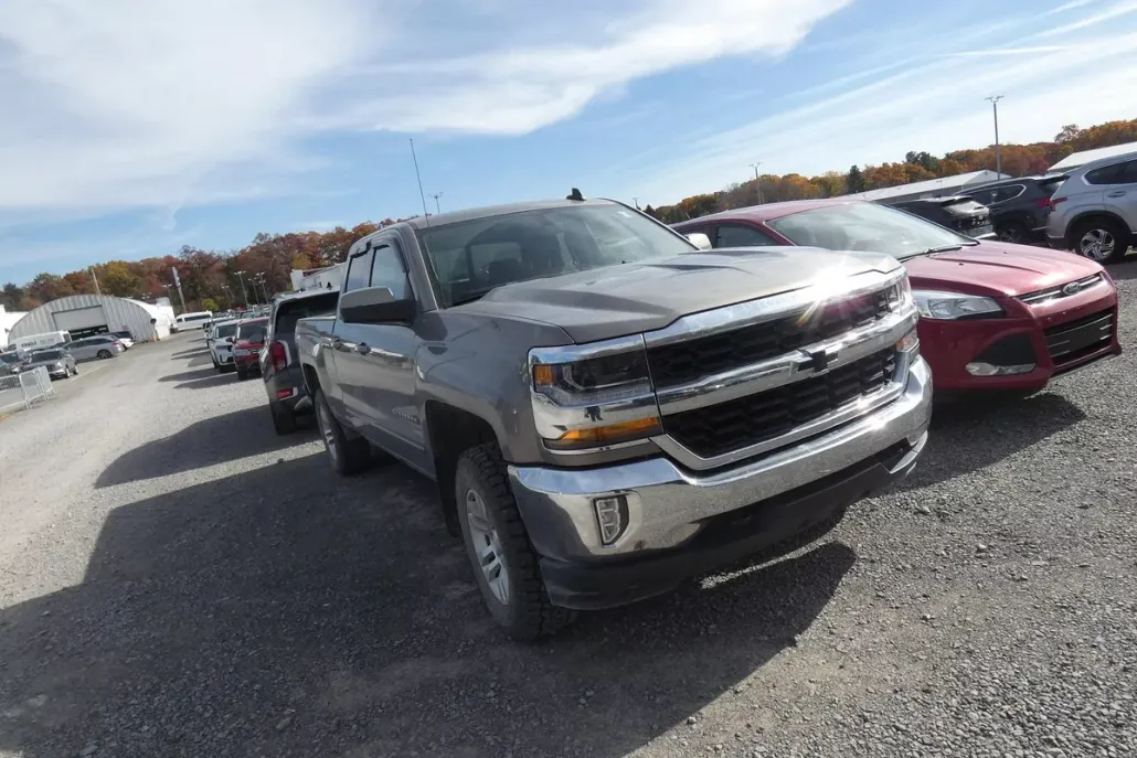 2017 Chevrolet Silverado 1500 LT photo 1