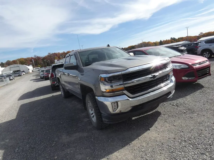 2017 Chevrolet Silverado 1500 LT photo 1