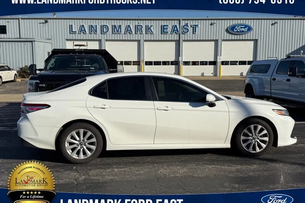 2018 Toyota Camry LE photo 1