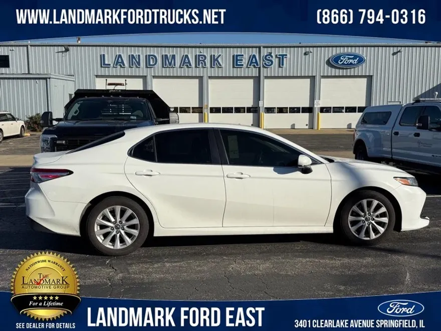 2018 Toyota Camry LE photo 1