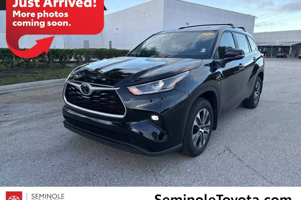 2024 Toyota Highlander LE photo 1