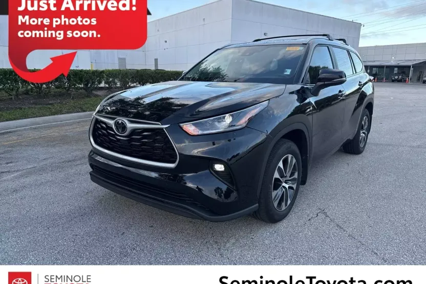 2024 Toyota Highlander LE photo 1