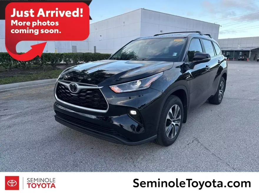 2024 Toyota Highlander LE photo 1
