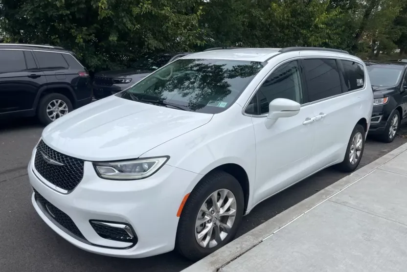 2022 Chrysler Pacifica Touring L photo 1