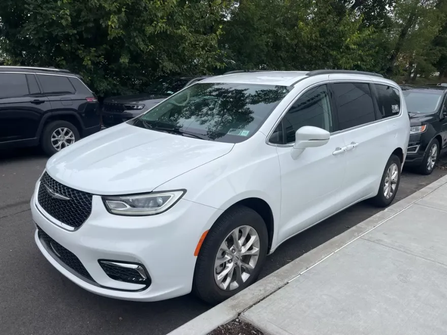 2022 Chrysler Pacifica Touring L photo 1