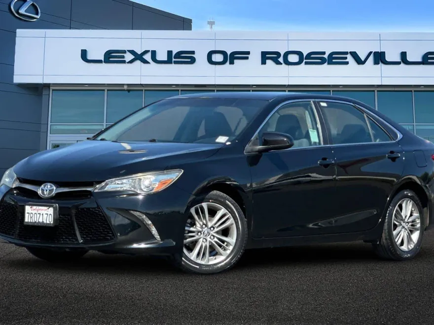 2016 Toyota Camry SE photo 1