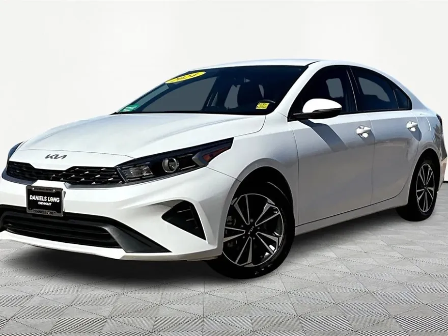 2024 Kia Forte LXS photo 1