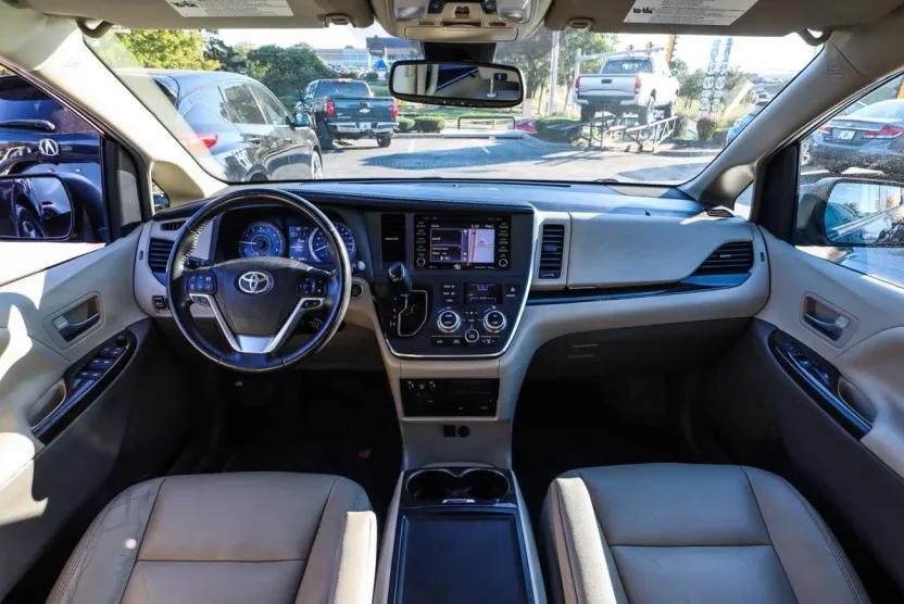 2018 Toyota Sienna XLE Premium photo 1