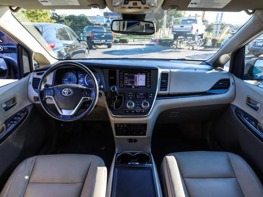 2018 Toyota Sienna XLE Premium photo 1