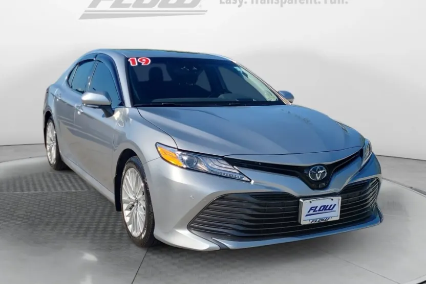 2019 Toyota Camry Hybrid XLE photo 1