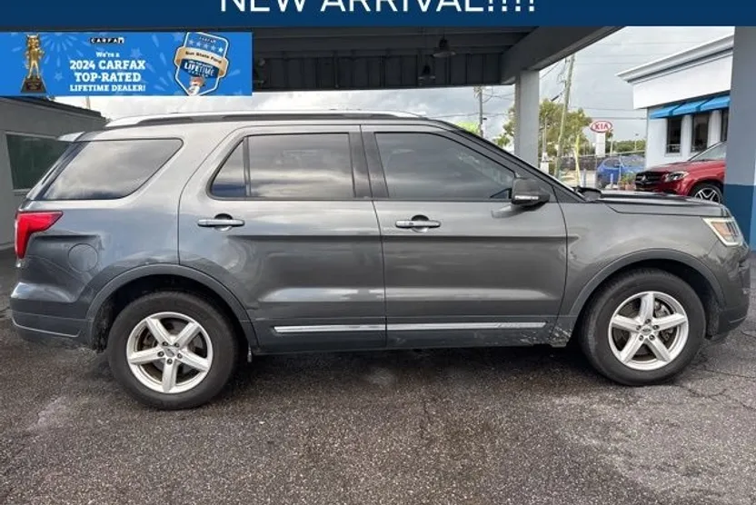 2019 Ford Explorer XLT photo 1