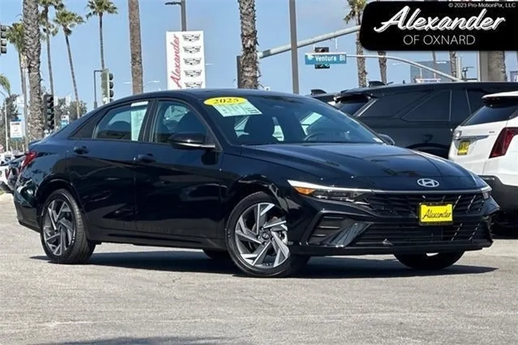 2025 Hyundai Elantra SEL Sport photo 1