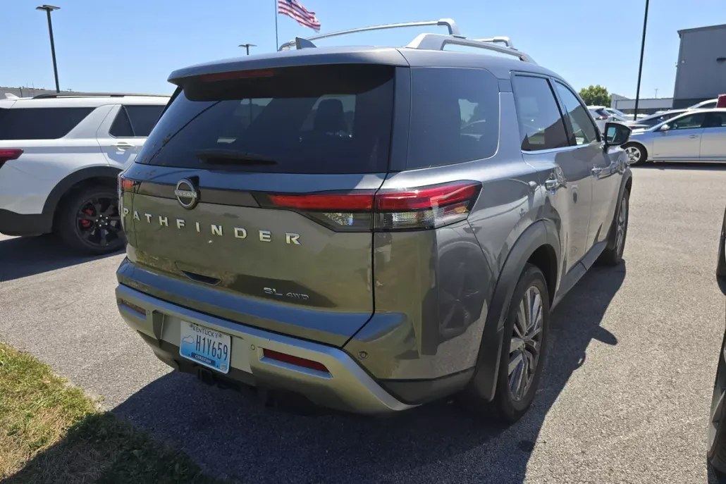 2024 Nissan Pathfinder SL photo 1