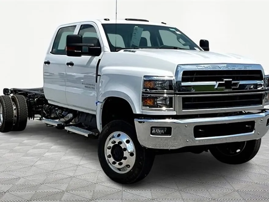 2025 Chevrolet Silverado 6500HD Work Truck photo 1