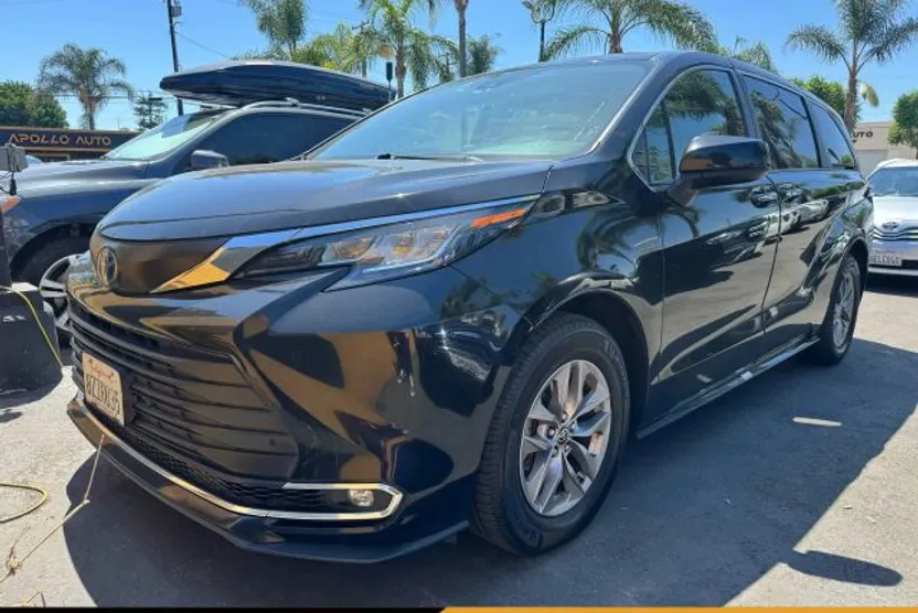 2022 Toyota Sienna XLE photo 1