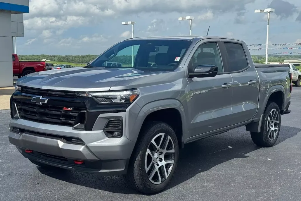 2023 Chevrolet Colorado Z71 photo 1