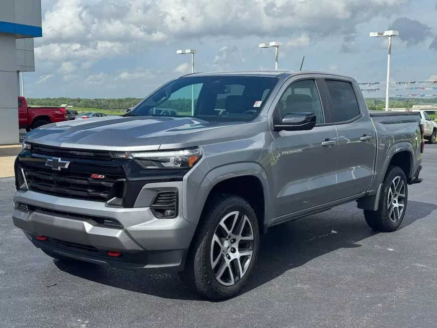 2023 Chevrolet Colorado Z71 photo 1