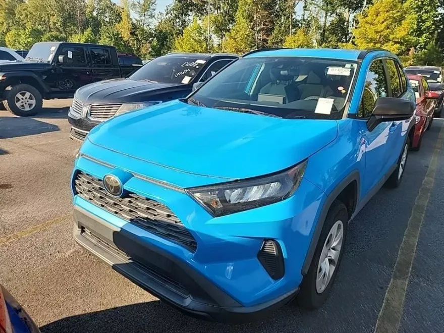 2019 Toyota RAV4 LE photo 1
