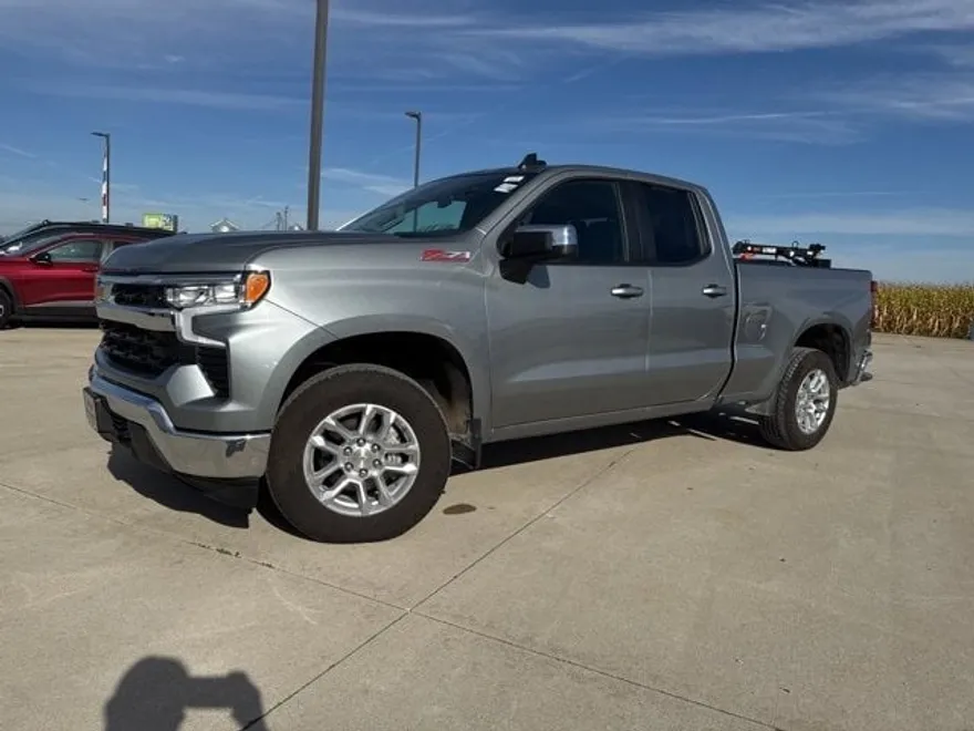 2025 Chevrolet Silverado 1500 LT photo 2