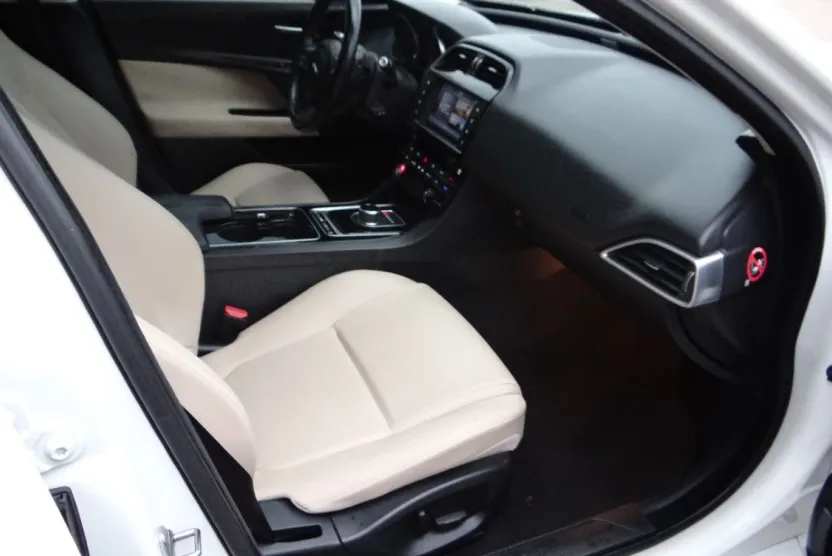 2017 Jaguar XE photo 1
