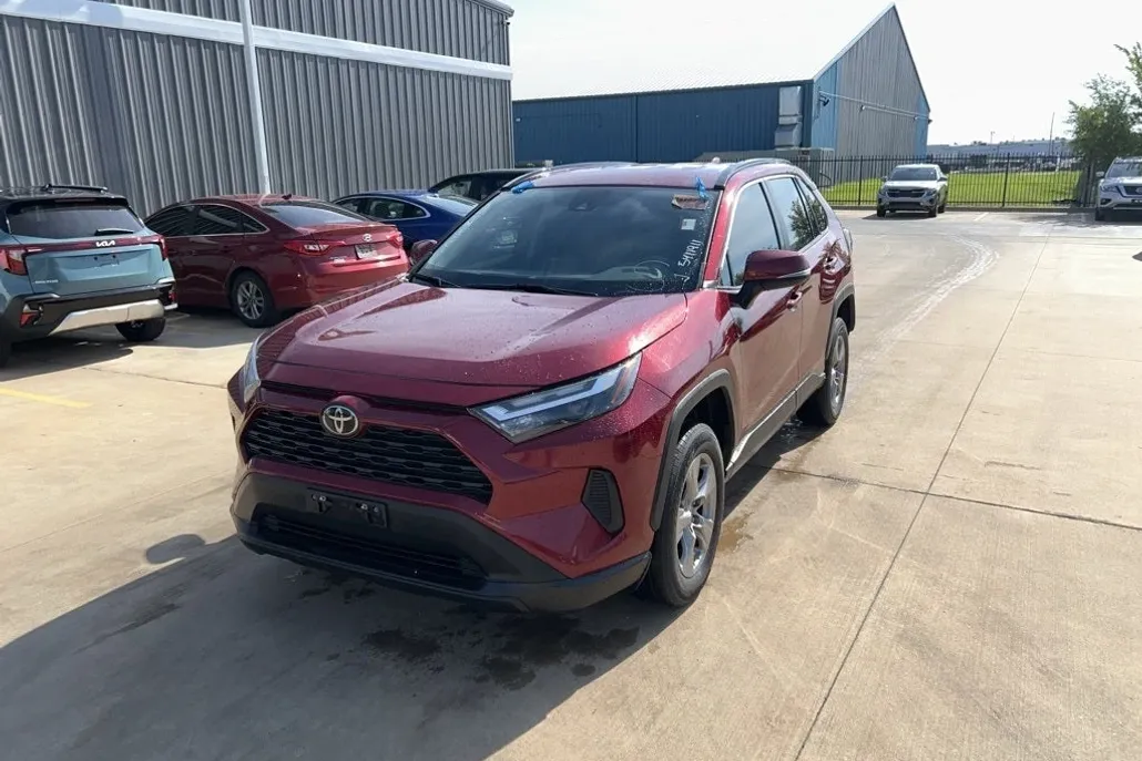 2022 Toyota RAV4 XLE photo 1