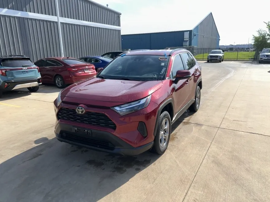 2022 Toyota RAV4 XLE photo 1
