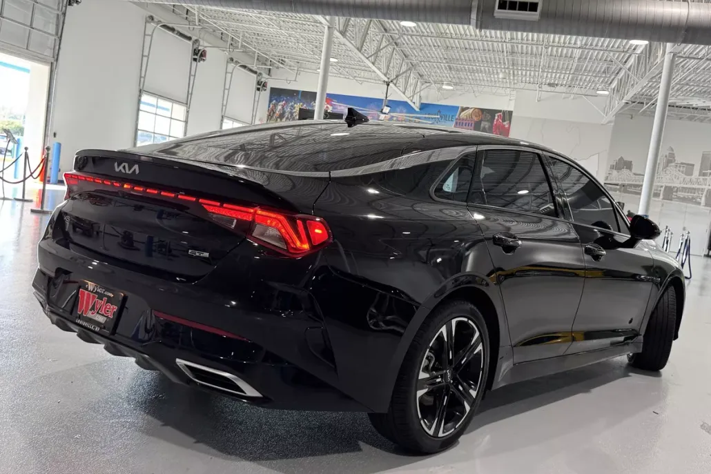 2023 Kia K5 GT-Line photo 1