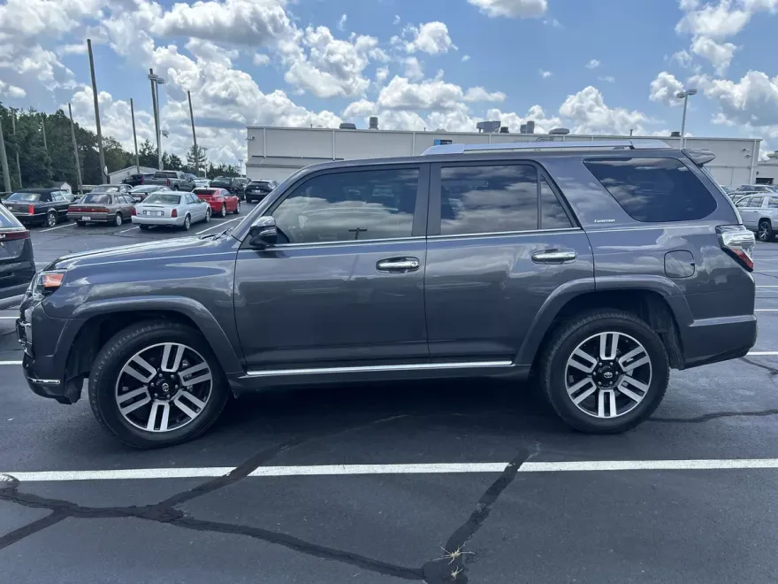 2020 Toyota 4Runner SR5 photo 1