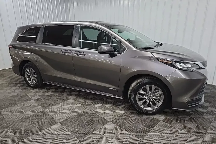 2021 Toyota Sienna LE photo 1