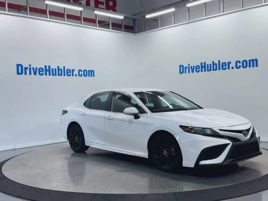 2022 Toyota Camry SE photo 1