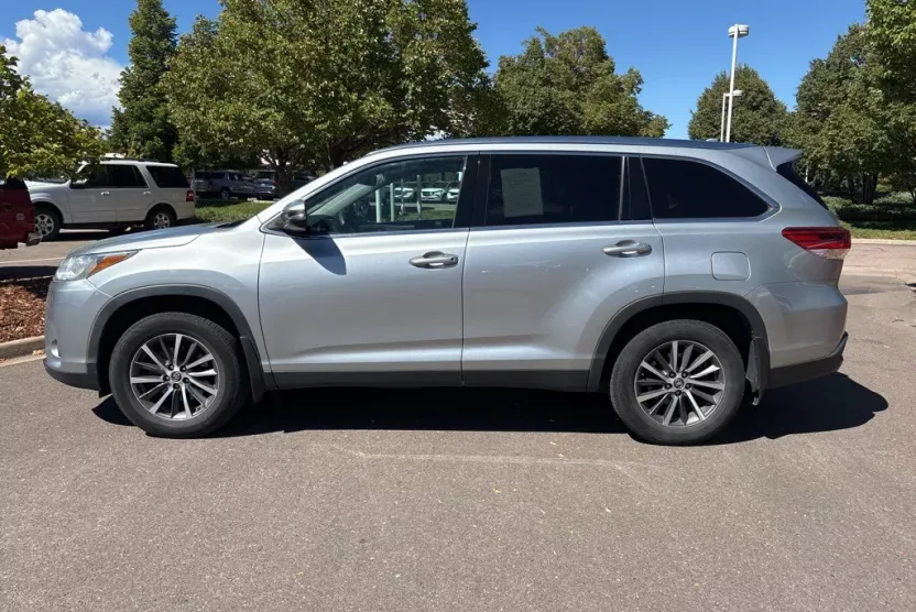 2019 Toyota Highlander XLE photo 1