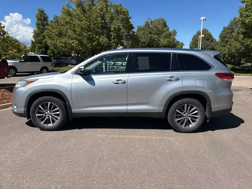 2019 Toyota Highlander XLE photo 1