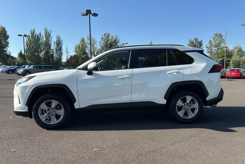 2023 Toyota RAV4 XLE photo 1