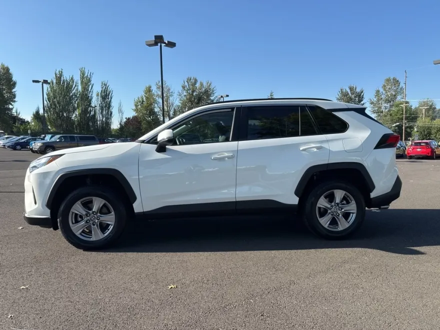 2023 Toyota RAV4 XLE photo 1
