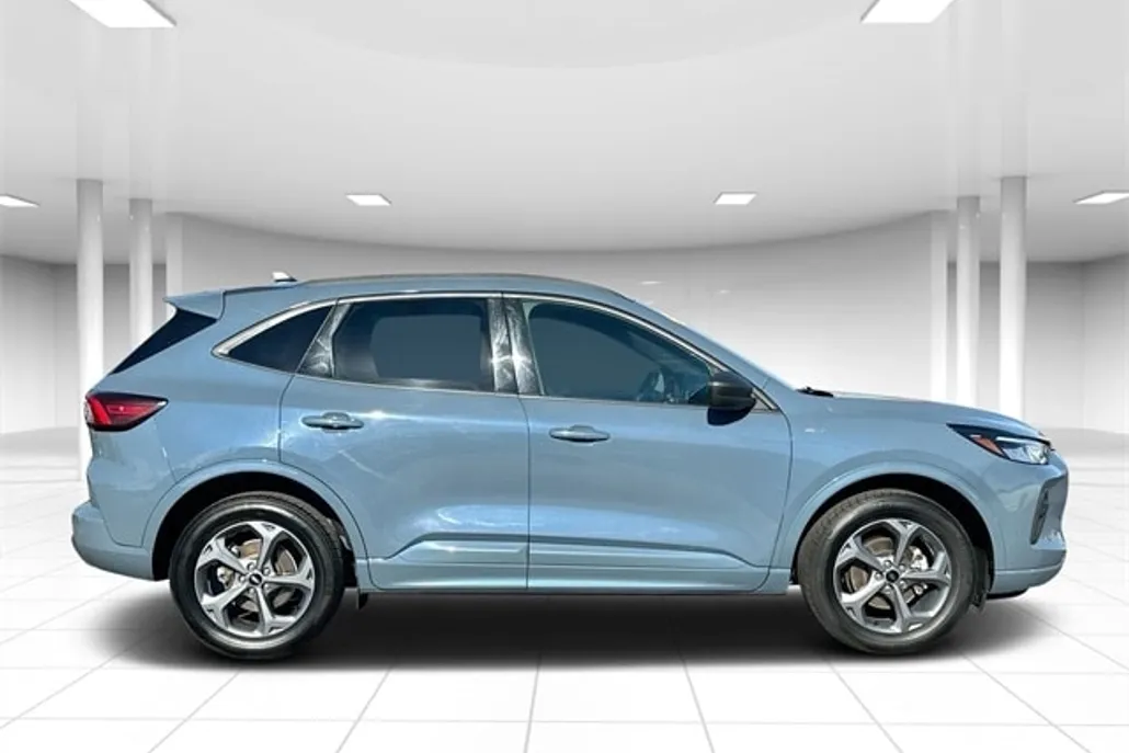 2023 Ford Escape ST-Line photo 1