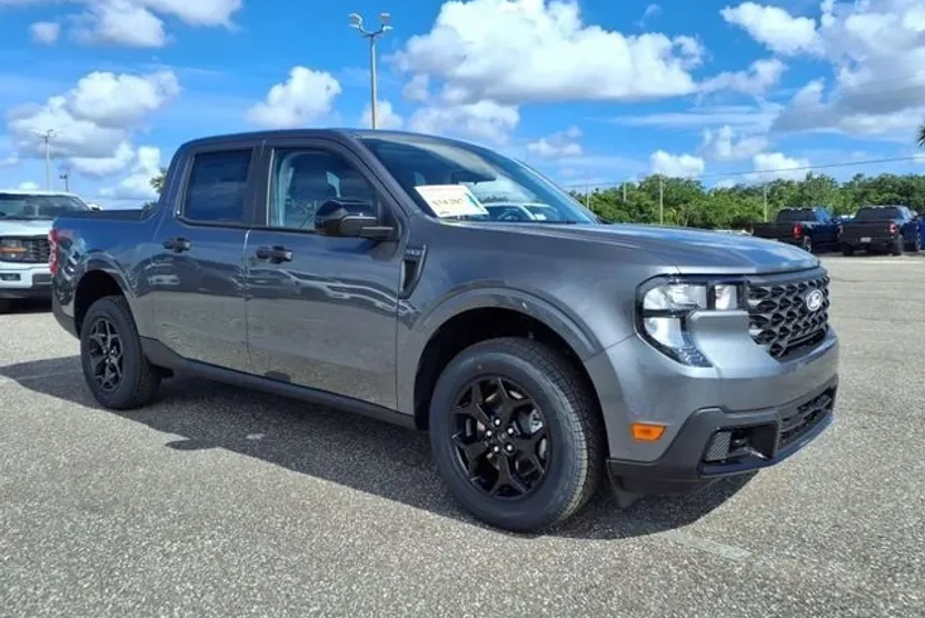 2025 Ford Maverick XLT photo 1
