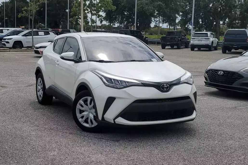 2020 Toyota C-HR LE photo 1