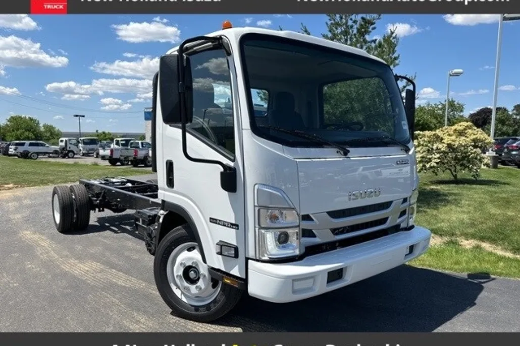 2025 Isuzu NPR/NPR-HD photo 1
