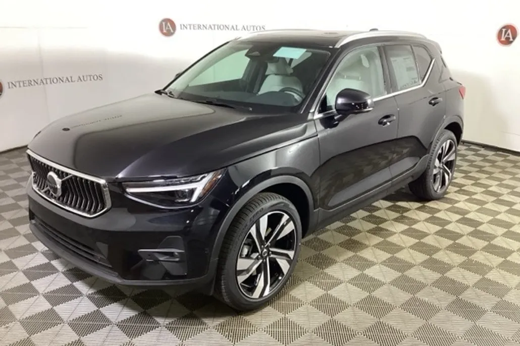 2025 Volvo XC40 photo 1